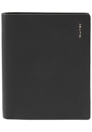 Schwarze Lederbrieftasche mit glatter Textur, ausgestattet mit einem metallischen Logosymbol und rechteckiger Form. Einfaches und minimalistisches Design.