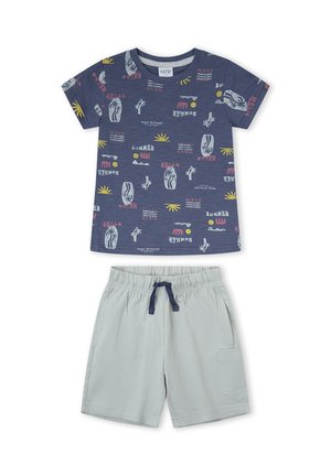 Camiseta de manga corta en color azul marino con estampados de temática veraniega y pantalones cortos de cintura elástica gris claro con cordón azul marino y bolsillo lateral.