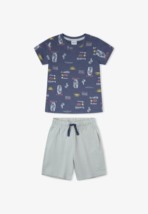 Camiseta de manga corta en color azul marino con estampados de temática veraniega y pantalones cortos de cintura elástica gris claro con cordón azul marino y bolsillo lateral.