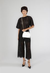 CAFèNOIR MINI - Taška s příčným popruhem - white
