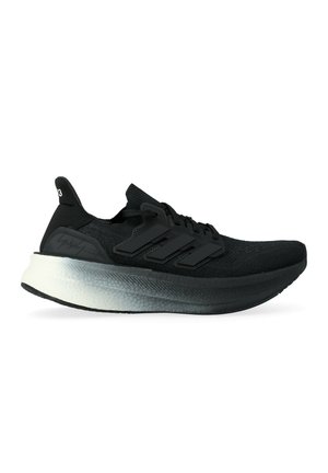 Sneakers atletici neri con tomaia in maglia, tre strisce laterali, chiusura con lacci e suola spessa e imbottita che sfuma dal nero al bianco.