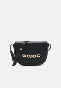 Sac bandoulière en cuir noir avec un accent logo en chaîne dorée, présente une forme structurée, une bandoulière ajustable et des détails en relief sur le devant.