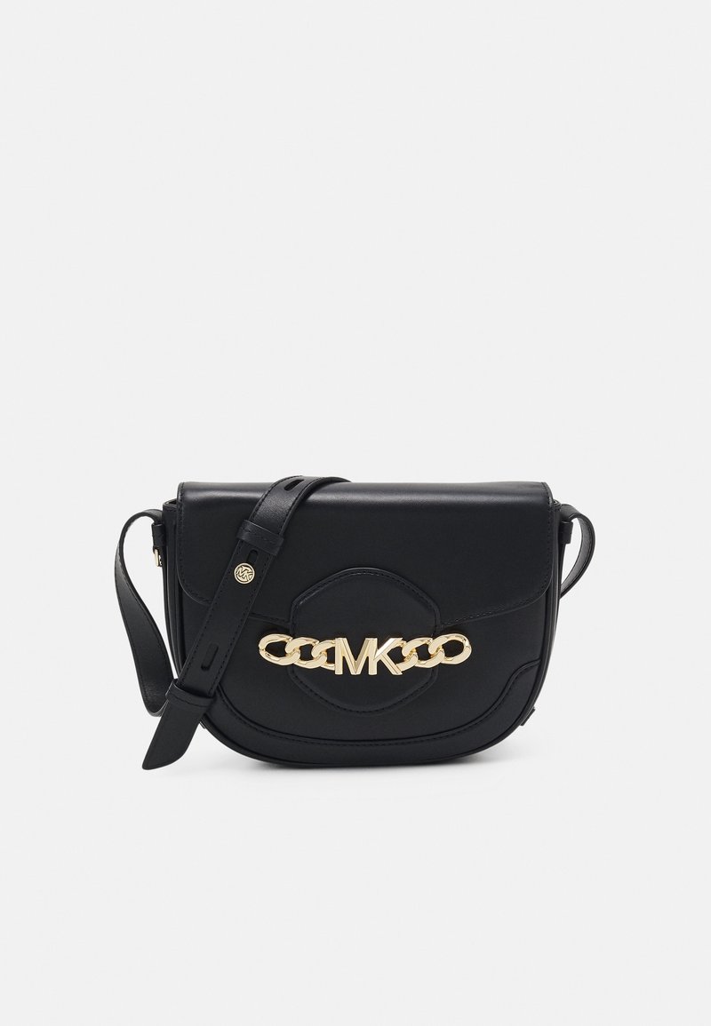 Sac bandoulière en cuir noir avec un accent logo en chaîne dorée, présente une forme structurée, une bandoulière ajustable et des détails en relief sur le devant.