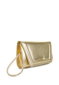 Clutch in metallo dorato con un design rettangolare elegante, dotata di un cinturino per il polso abbellito da piccole gemme trasparenti.