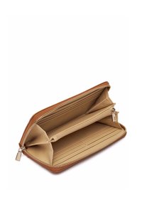 Portafoglio in pelle marrone con chiusura a zip; interno beige con più scomparti per carte e per contanti e monete. Texture liscia.