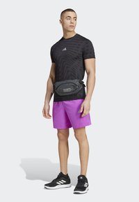 adidas Performance GYM SEAMLESS - Sportovní tričko - black   grey six