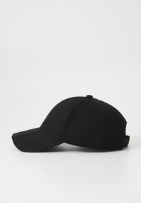 Casquette de baseball en coton noir avec une visière courbée, design à six panneaux, œillets en métal pour la ventilation et une sangle réglable à l'arrière.