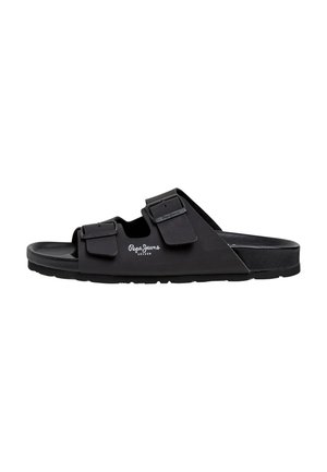 Sort slip-on sandal med to justerbare spænderemme og "Pepe Jeans London"-logo på siden, flad sål, åben tå-design.