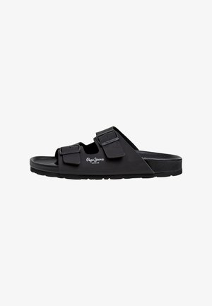 Sort slip-on sandal med to justerbare spænderemme og "Pepe Jeans London"-logo på siden, flad sål, åben tå-design.