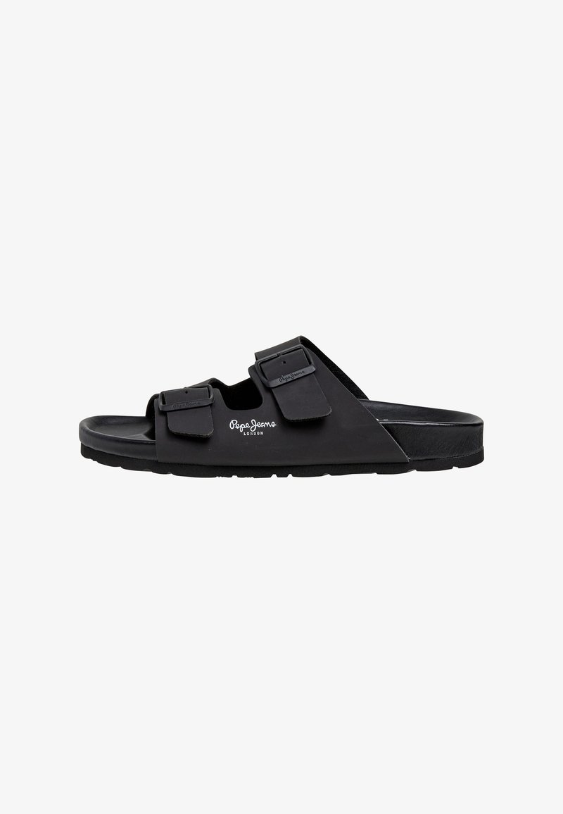 Sort slip-on sandal med to justerbare spænderemme og "Pepe Jeans London"-logo på siden, flad sål, åben tå-design.