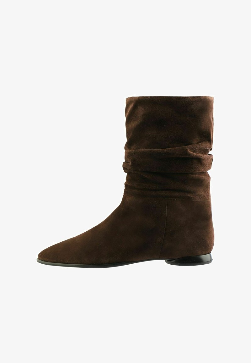 Botte mi-mollet en daim brun foncé avec une tige souple et un petit talon noir, vue de côté sur fond blanc.