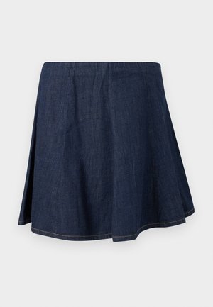 Σκούρα μπλε τζιν φούστα σε σχήμα Α με πλευρικές σκισμές και εμφανείς ραφές στην τελειώμα και τις ραφές, που παρουσιάζεται σε απλό φωτεινό φόντο.