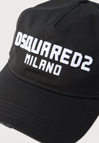 Șapcă neagră cu text alb brodat "DSQUARED2 MILANO", cu design structurat și textură canelată. Marginea cozorocului este uzată.