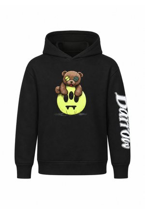 Sort hættetrøje med en grafik af en brun teddybjørn med knapøjne, der sidder på et gult smiley ansigt med vampyr tænder og ordet "DOWN" på ærmet.