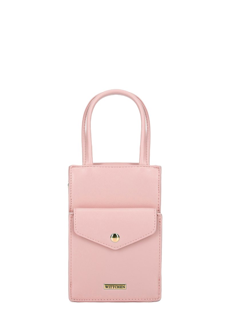 Borsa in pelle rosa con forma rettangolare, due manici, una tasca frontale chiusa con un bottone a pressione dorato e un logo alla base.
