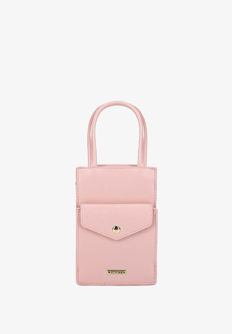 Roze leren handtas met een rechthoekige vorm, twee handvatten, een voorvak dat beveiligd is met een gouden drukknoop, en een logo aan de onderkant.