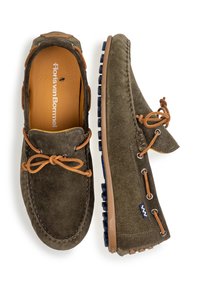 Olivengrüne Wildleder Slipper mit braunen Schnürsenkeln, runden Zehen und einer strukturierten Gummisohle mit markanten runden Griffen.