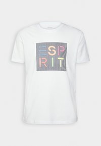 Camiseta de algodón blanca con un gráfico cuadrado que presenta letras multicolores que deletrean "ESPRIT" y rayas verticales en el fondo.