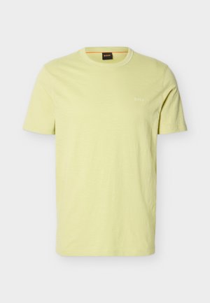T-shirt giallo chiaro a maniche corte con scollo a girocollo, piccolo logo "BOSS" sul lato sinistro del petto e etichetta nera all'interno del colletto.