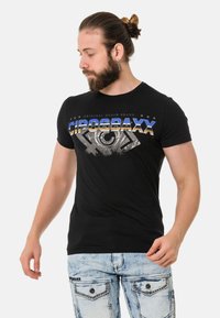 Schwarzes T-Shirt mit einem grafischen Druck in Blau, Gold und Silber, versehen mit dem Text "CIPO & BAXX". Weiches Baumwollmaterial, runder Halsausschnitt, kurze Ärmel.