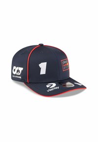 Marineblaues Cap mit roten Akzenten, "1" in Weiß auf der Vorderseite, Oracle Red Bull Racing Logo, Viaplay-Branding an der Seite, flacher Schirm, strukturiertes Design.