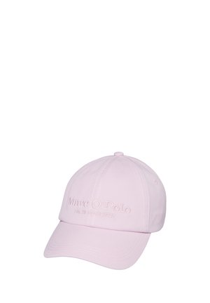 Hellrosa Baseballkappe mit gebogenem Schirm und geprägtem "Marc O'Polo Est. in Stockholm" Schriftzug auf der Vorderseite.