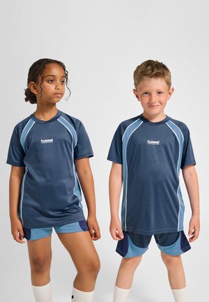 Marineblå sportstøj til børn med kortærmede toppe, lyseblå detaljer og letvægtsstof. Inkluderer matchende shorts.