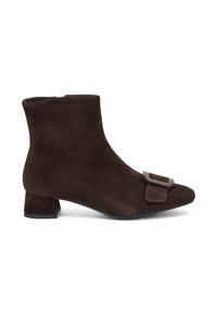 Botines de ante marrón con punta cuadrada, tacón bajo tipo bloque y un detalle de hebilla decorativa en la parte frontal. Textura suave y diseño ajustado.