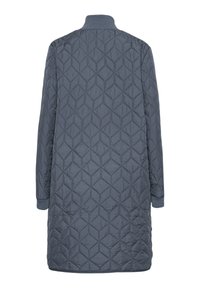 Dlouhý prošívaný tmavě šedý kabát s geometrickým diamantovým prošíváním, s žebrovaným límcem a manžetami, zobrazený ze zadní strany.