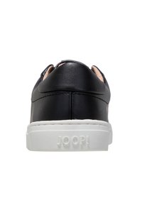 Črne usnjene superge zaokroženega oblikovanja z belo gumijasto podplato in vst embossed "JOOP!" na hrbtni strani. Gladka tekstura z diskretno šivalnimi detajli.