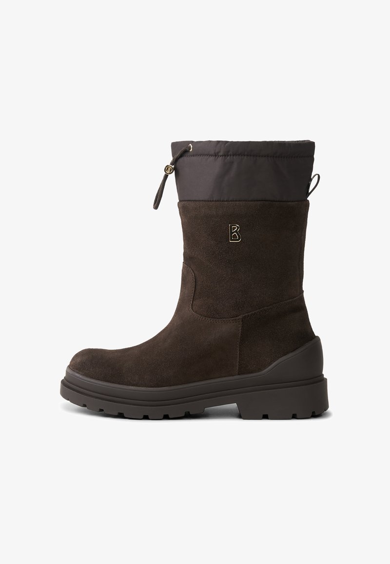 Brązowy zamszowy botek za kostkę z wyściełanym czarnym wierzchem, z złotym akcentem w postaci logo, okrągłym czubkiem i grubą gumową podeszwą z teksturowanym bieżnikiem.