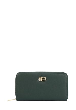 Portafoglio in pelle verde con chiusura a zip, superficie liscia e un logo in tono oro sul davanti. Forma rettangolare sottile.