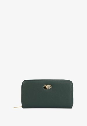 Portafoglio in pelle verde con chiusura a zip, superficie liscia e un logo in tono oro sul davanti. Forma rettangolare sottile.