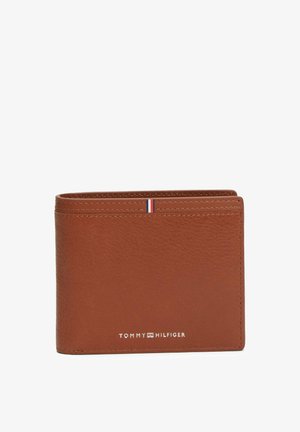 Portafoglio in pelle marrone con texture liscia, design a doppia piega e una striscia decorativa rossa, bianca e blu nella parte superiore. Include il logo del marchio.