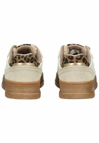 Bílé a béžové tenisky s leopardím potiskem na patě, semišovými detaily a hnědými gumovými podrážkami. Na zadní straně se nachází logo "s.Oliver".