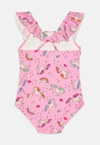 Maillot de bain rose avec des bretelles volantes, présentant un motif de licorne et d'arc-en-ciel, fabriqué en tissu extensible avec une texture lisse.