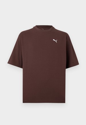 Ruda trumpomis rankovėmis marškinėliai su apvalia apačia, ant kairės krūtinės mažas baltas Puma logotipas, fone baltas.