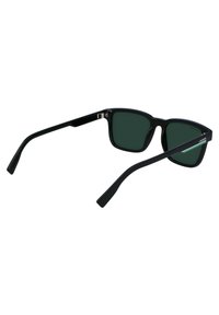 Ochelari de soare rectangulare negri cu lentile verzi, având un cadru din plastic negru și templuri subțiri drepte. Notabili datorită logo-ului Lacoste de pe lateral.