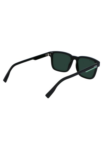 Lunettes de soleil noires rectangulaires avec des verres verts, dotées d'une monture en plastique noir et de fines branches droites. Remarquables par le logo Lacoste sur le côté.