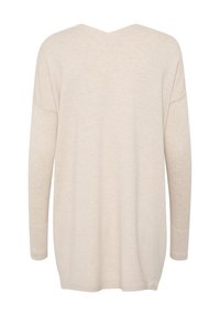 Suéter de punto beige con cuello en V, mangas largas y un corte relajado. Textura suave y puños acanalados. Diseño minimalista sin patrones.