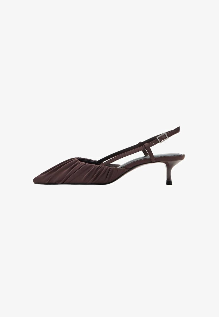 Tacón slingback de satén marrón con punta afilada, textura recogida y una correa delgada que presenta un detalle de hebilla decorativa.