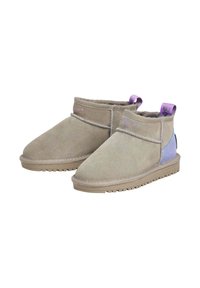 Bežīgas suede potītes ar purpura un zilām akcentiem, noapaļota purngala forma, teksturēts zole, kas nodrošina saķeri, un vienkāršas šuvju detaļas.