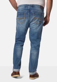 Jeans de denim en azul claro, con un diseño de pierna recta, puños enrollados y bolsillos traseros con detalles de costura en contraste.
