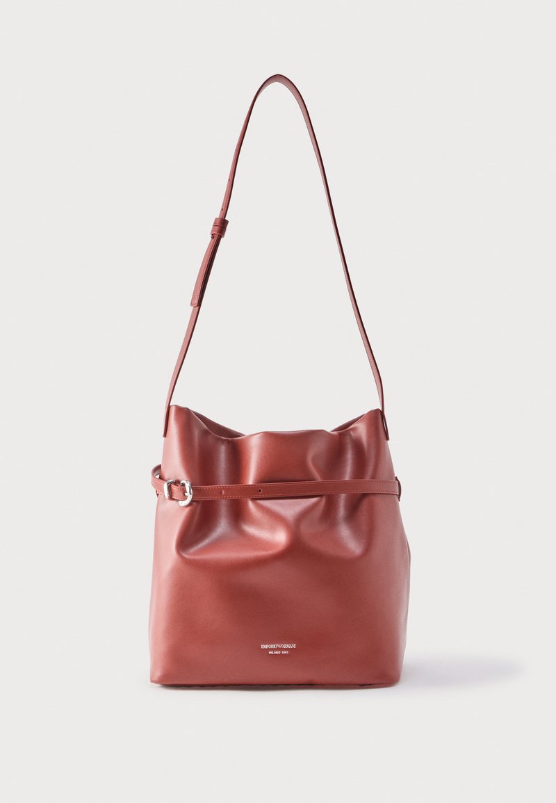 Sac à bandoulière en cuir marron avec sangle réglable, haut froncé et détail de ceinture fine au milieu, embossé du logo de la marque.