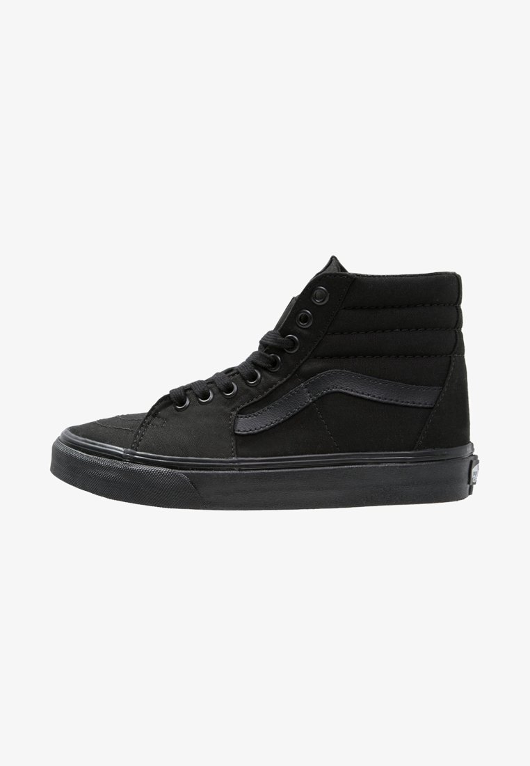 Baskets montantes noires avec lacets noirs, col rembourré au niveau de la cheville et la bande latérale caractéristique, vues de profil extérieur.
