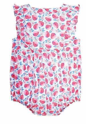 Grenouillère bébé avec imprimé fraise rose et fleur blanche, manches à volants et ouvertures élastiques aux jambes sur fond blanc.