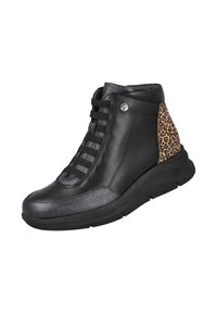 Zapatilla alta de cuero negro con un upper texturizado, panel de estampado de leopardo en contraste, cuello acolchado y diseño de cordones.