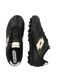 Scarpe da calcio nere con tomaia in pelle testurizzata, accenti in oro e bianco, chiusura con lacci e tacchetti modellati per aderenza.