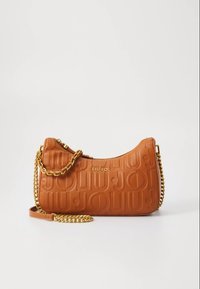 Sac bandoulière en cuir marron clair avec logo embossé, chaîne dorée et texture lisse. Forme arrondie avec une fermeture éclair sur le dessus.