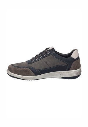 Graue und marineblaue Sportschuhe aus Wildleder und Leder mit strukturierten Einsätzen, runder Zehenpartie, fünf Ösen und weißer Sohle.